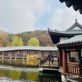 周日本打算睡个懒觉，结果被清晨的骤雨惊醒，朦胧间