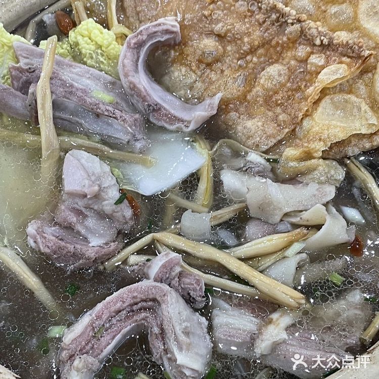 这家人气在武林夜市蛮高的 店外面一排锅在炖羊肉