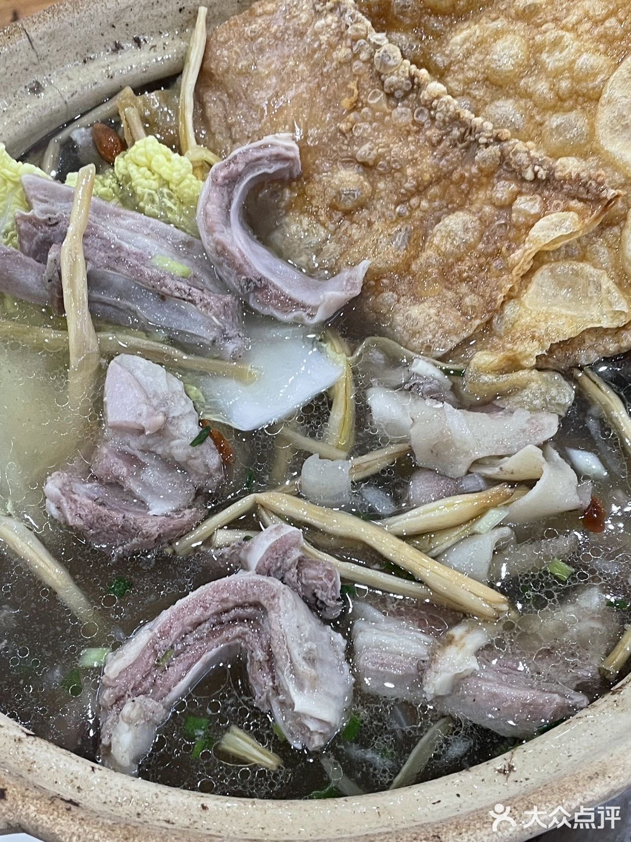 这家人气在武林夜市蛮高的 店外面一排锅在炖羊肉