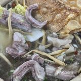 这家人气在武林夜市蛮高的 店外面一排锅在炖羊肉