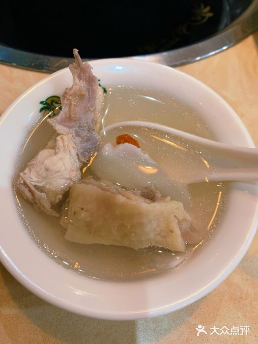 墨脱石锅椰子鸡•糟粕醋•东山羊(大东海店)墨脱石锅椰子鸡图片