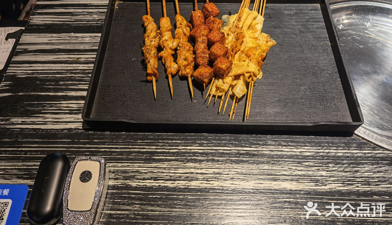 烤串也非常好吃，生蚝个个鲜，单位门口吃个晚饭