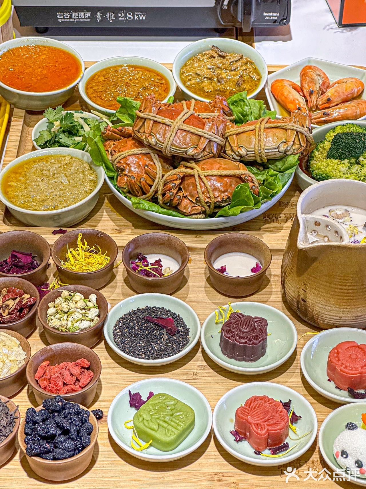 约了同事来这家吃吃看,据说一碗蟹黄面可是有六只螃蟹!