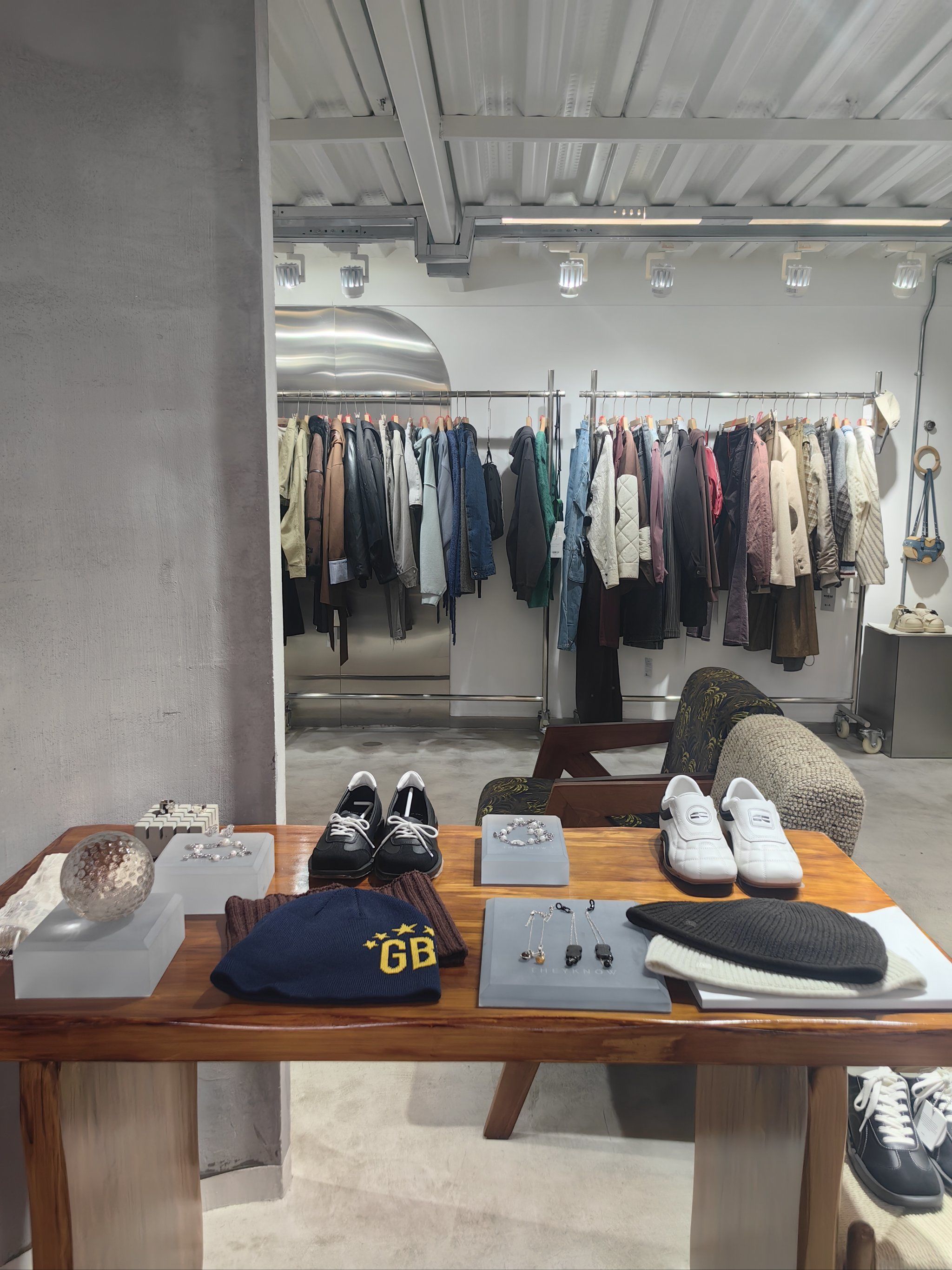 服饰鞋包跟小姐妹闲逛到一家很潮的店.里