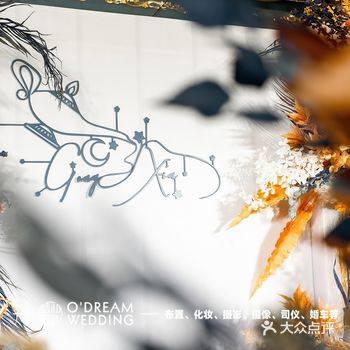 这是一场以蓝色为主调色的婚礼，高饱和度的莫兰迪色