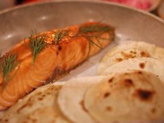 烟熏三文鱼配烤饺子皮和芥末籽酱-BOR Eatery(安福路店)