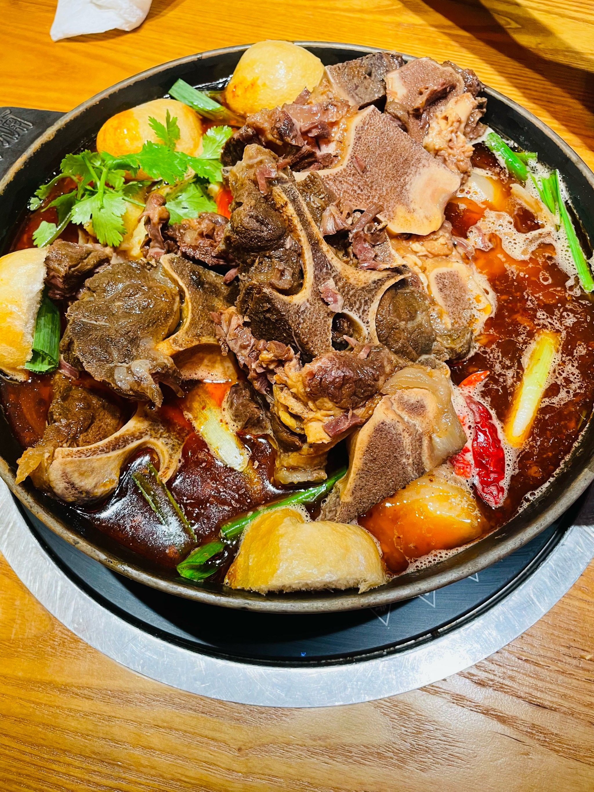 今天出门吃点啥 | 牛腩之旅得牛骨煲我也尝尝[调皮]