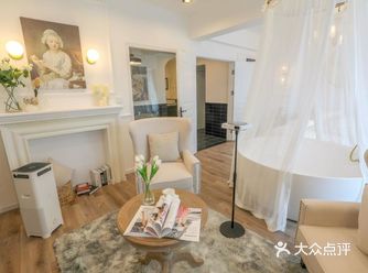 住进重庆 | 飘窗夜景大浴缸，楼下就是日月光