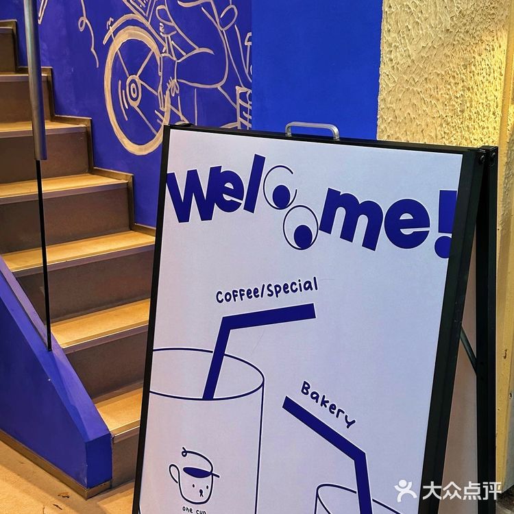 被克莱因蓝色调包围的咖啡馆💙