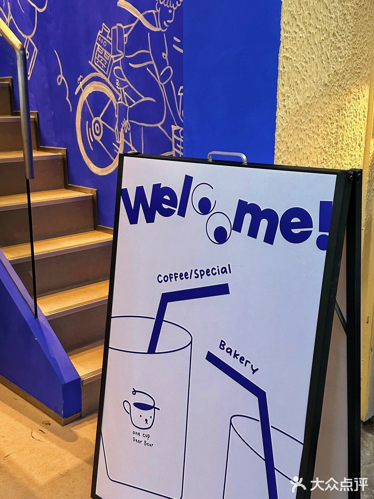 被克莱因蓝色调包围的咖啡馆💙