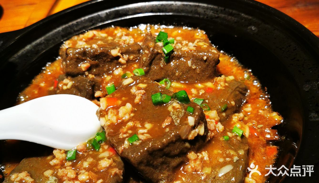 地处千灯湖区域，门口有停车位，但不算很多车位