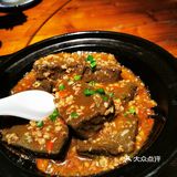 地处千灯湖区域，门口有停车位，但不算很多车位