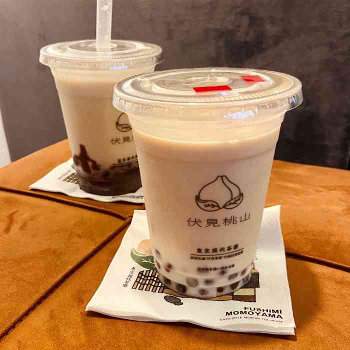 五十度灰杯子很大啊真的很大的一杯拍照的时候还得拿稳深怕一不小心就