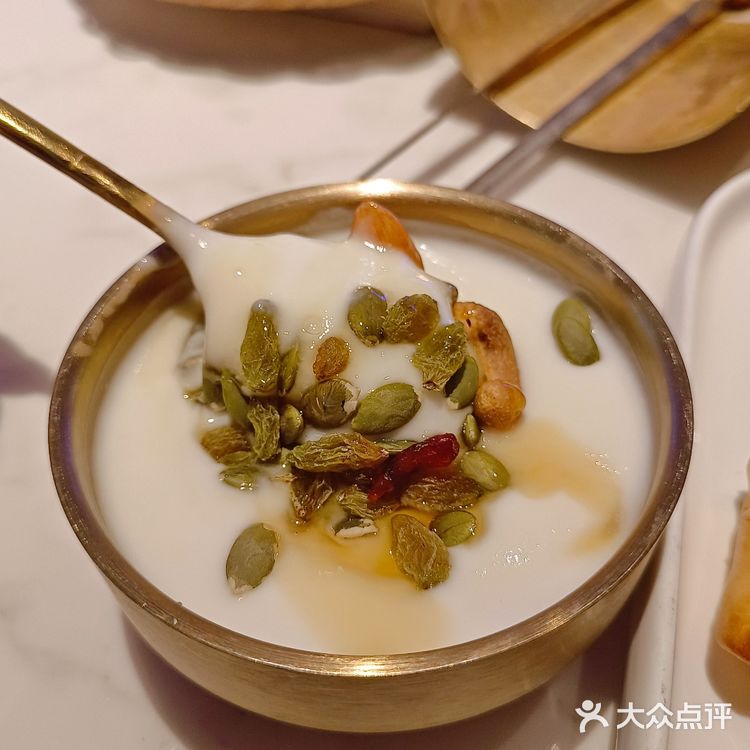 本碳水胃表示一份手工拉面不够吃！大盘鸡鸡肉可以少一点[抱拳]