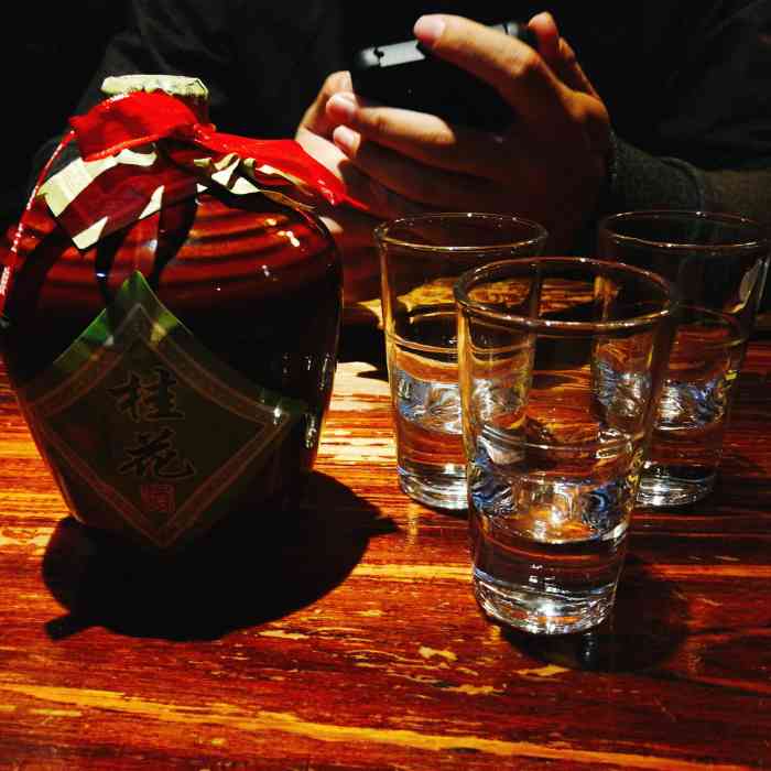 我们坐了那么久,酒店喝酒图片真实照片晚上在重庆喝酒的照片二两酒馆