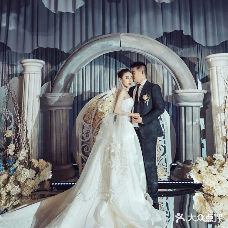 大热的缎面婚纱，你中意哪一款呢？