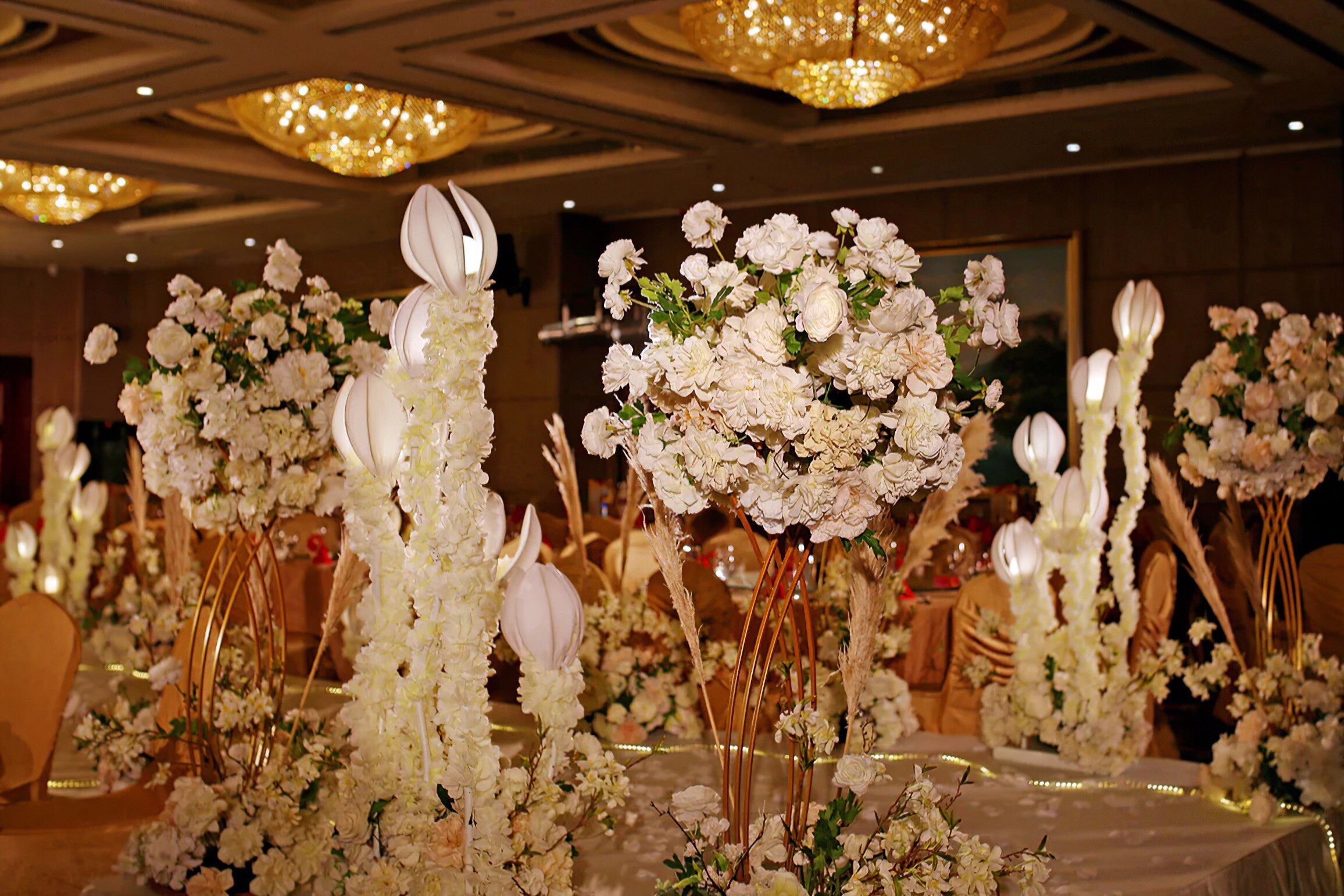 轻奢浪漫香槟色婚礼现场布置