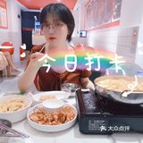 在中学旁边，餐厅和小吃店都很多