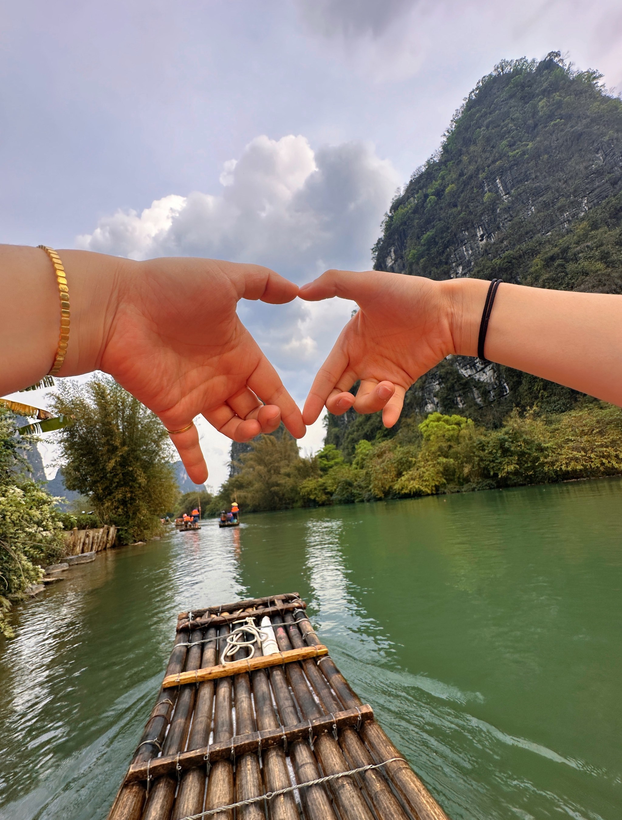 一叶扁舟,闲看山水美