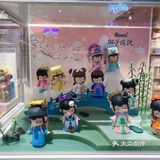 地铁12号线南京西路站出来就是