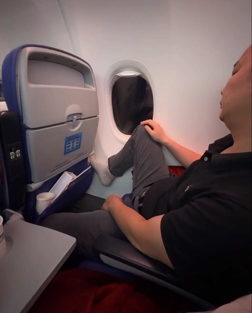 飞机上脱鞋,大叔睡着了打呼噜999999