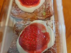 草莓果酱夹心起酥-巴黎贝甜(阳光上东店)