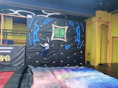 -爱蹦iBOON蹦床运动馆(江汉店)