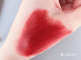 ▲稚优泉无惧幻想哑光唇釉 ▲我pick上嘴的是丝绒系