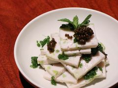 春蚕自制鲜鱼饼配鱼子酱-湖滨28中餐厅·西湖宴·杭州君悦酒店