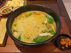 铜米·来吃一碗好米线-银米·云南传统过桥米线(双廊黑金冠店)