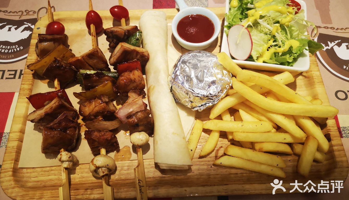 鸡腿是与蔬菜一起串成串的 然后还有薯条