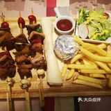 鸡腿是与蔬菜一起串成串的 然后还有薯条