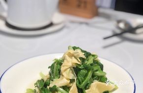 Fried Tofu Skin with Chicken Greens