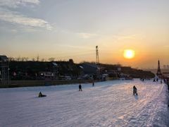 -采薇庄园四季滑雪场