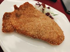 崇明生态猪炸猪排配辣酱油-红房子西菜馆(淮海中路店)