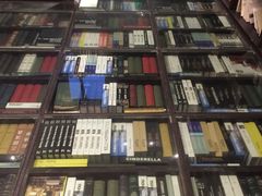 -钟书阁(松江泰晤士小镇店)