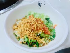 调料台上的调料-三头牛·潮汕牛肉生蚝火锅 (夏湾店)