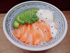 牛油果三文鱼盖饭-鸟鸣门屋台料理(金帝银泰店)