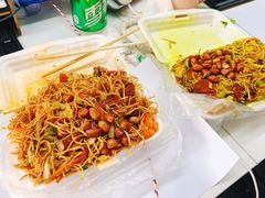 鱼香腊肠炒面-老婆婆炒饭(小白楼1902欧式风情街店)