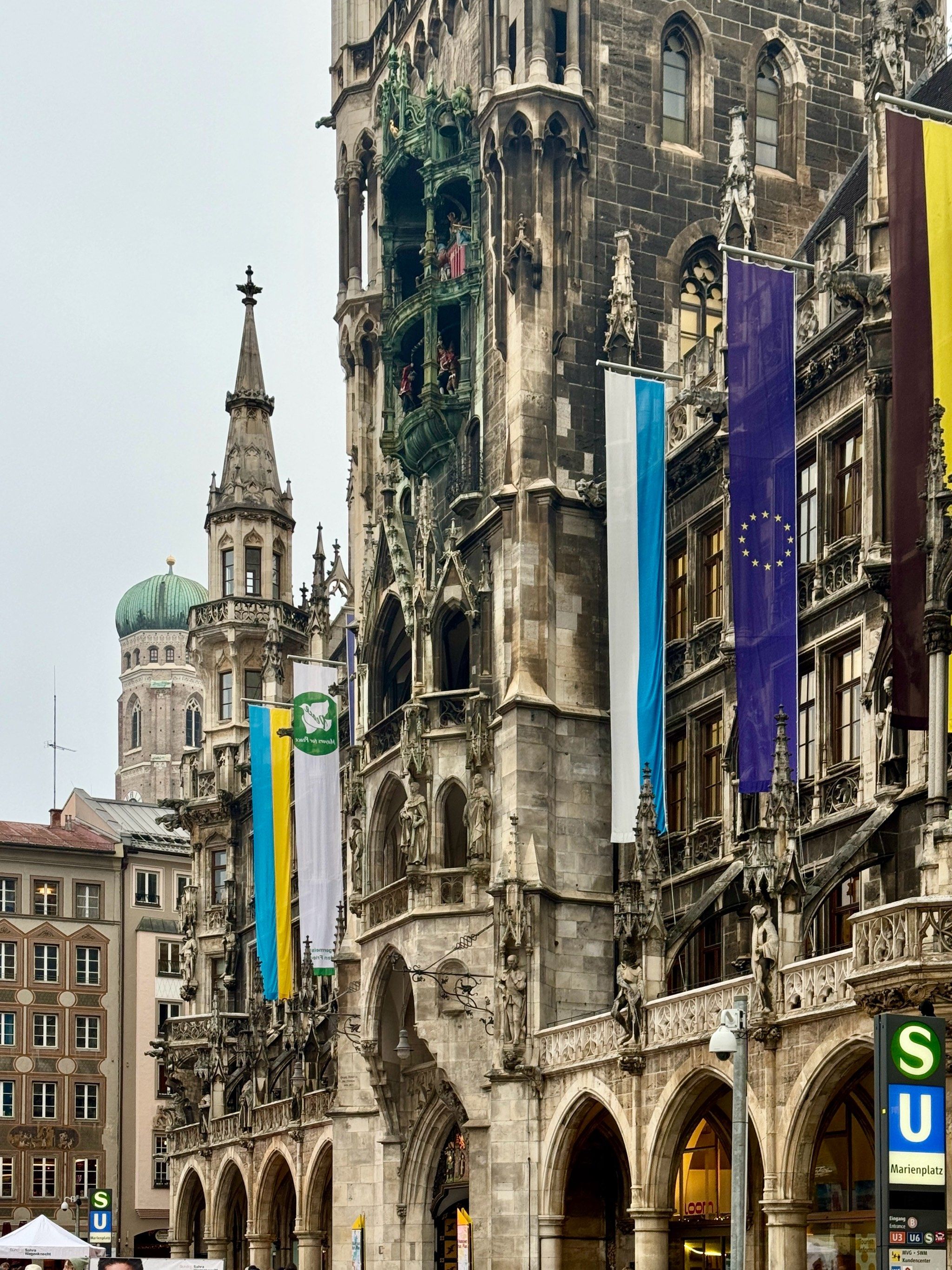 来慕尼黑肯定要来地标建筑打卡咯
建筑非常美 依旧经典哥特建筑 
