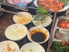 -围炉肉舍•炭烤活鳗•丹东海鲜烤肉(步行街店)