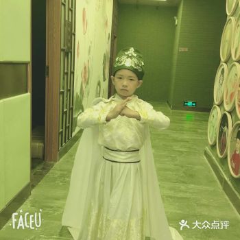 看到侄女拍了一套古装艺术照，儿子也心动了，今天特意带