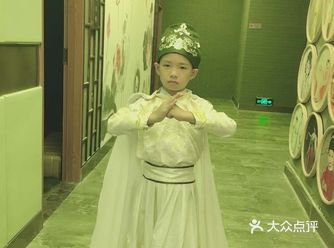 看到侄女拍了一套古装艺术照，儿子也心动了，今天特意带