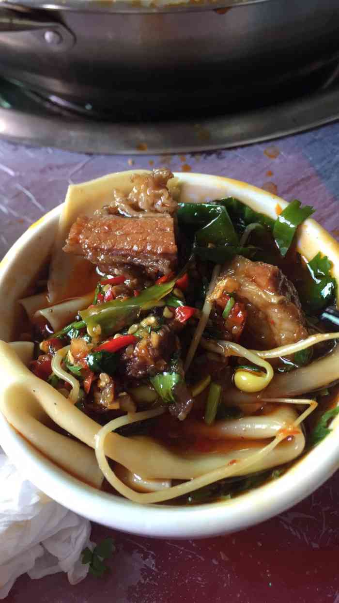 老板很是热情还请了我们吃宽面.