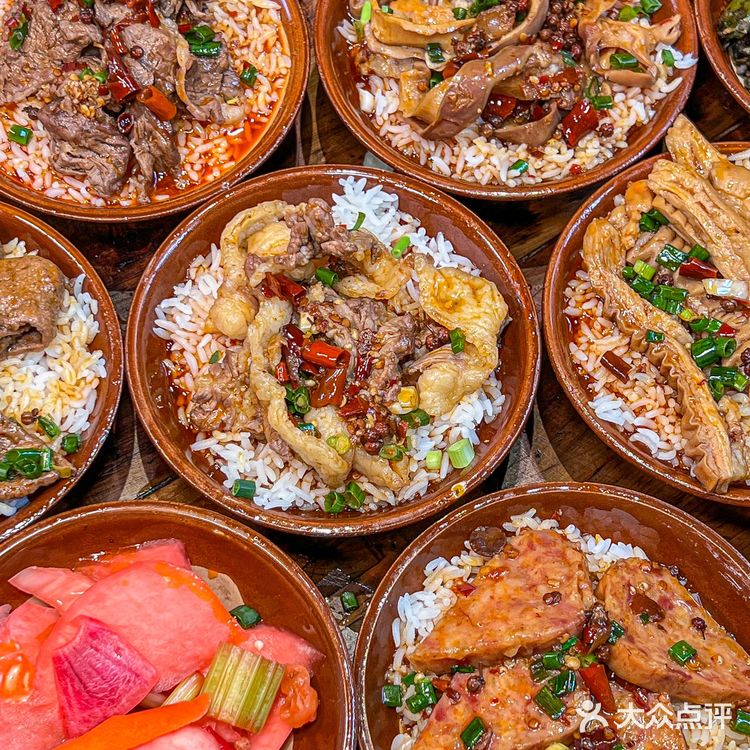 火爆石桥铺的黄豆芽老火锅，汤底一口封神！