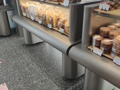 面包甜点陈列柜-巴黎优朵烘焙馆(菱角湖壹号店)