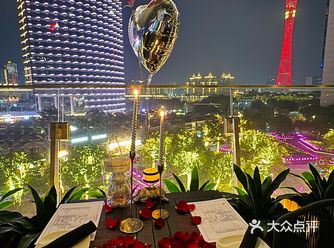 浪漫的烛光生日餐，旁边就是小蛮腰