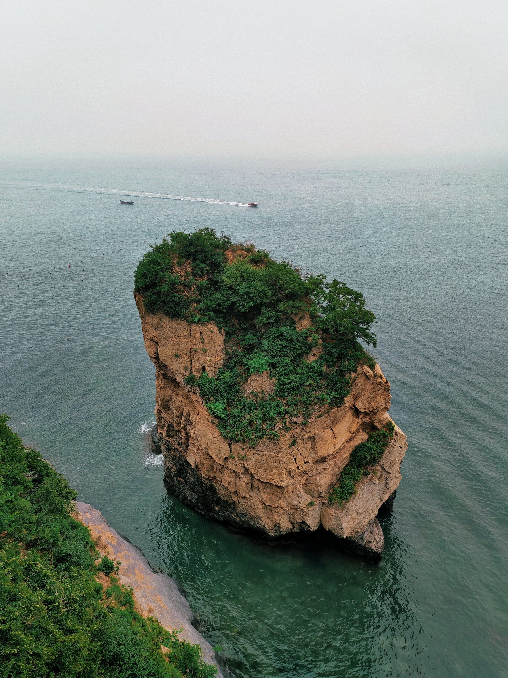 悬崖边的海蚀地貌