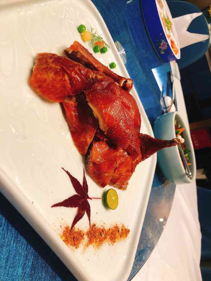 今天和朋友小聚朋友推荐这家名为御延公馆的餐厅这家餐厅位于南京东路