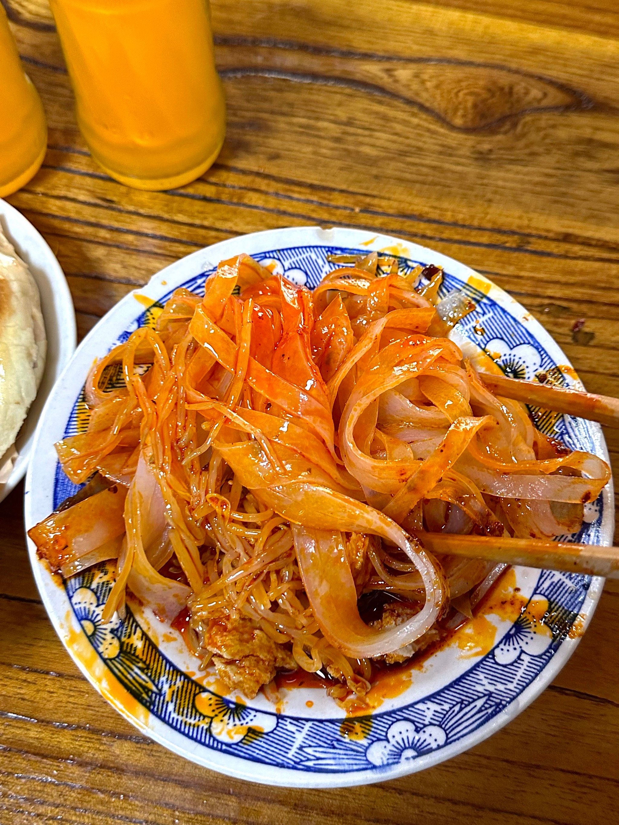 本来是奔着他家肉夹馍去的,结果被擀面皮圈粉,面皮第一口就吃出正宗的